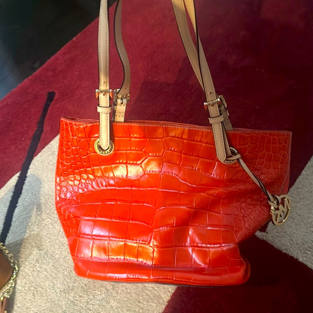 MK purse in great shape no rips. Small ink mark but otherwise spotless